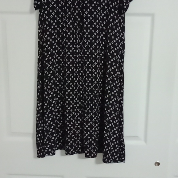 #218 Old Navy Black and White Women's V-Neck dress.  Size: Large - Picture 3 of 8